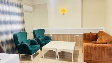 Kamar Double Mewah | Minibar, brankas, meja kerja, dan ruang kerja ramah laptop