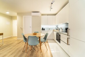 Refrigerador, microondas, horno y cafetera y tetera 