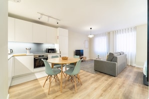 Un apartamento moderno con cocina, comedor y sala de estar.