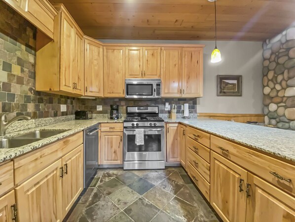 冰箱、微波炉、烤箱、炉灶