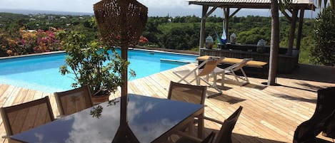 Piscine extérieure, parasols de plage, chaises longues