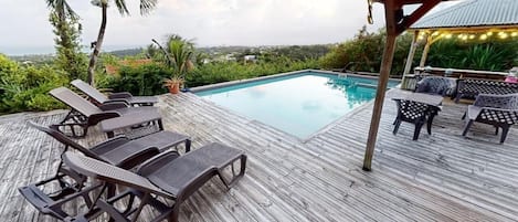 Piscine extérieure, parasols de plage, chaises longues