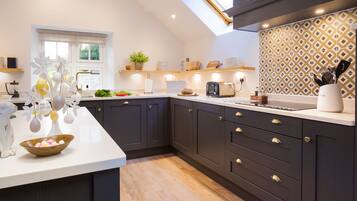 Refrigerador, lavavajillas, utensilios de cocina