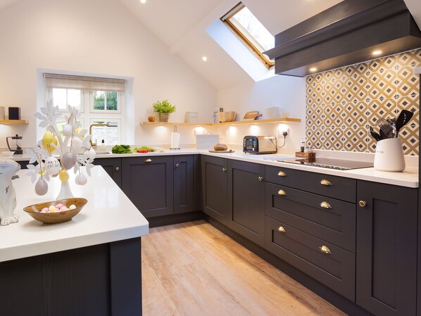 Cottage | Private kitchen | Dishwasher, cookware/dishes/utensils