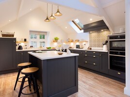 Cottage | Private kitchen | Fridge, dishwasher, cookware/dishes/utensils