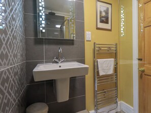 Bathroom - Heron Cottage (Ambleside)