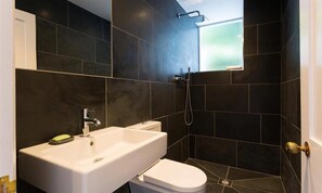 Chuveiro, roupões de banho