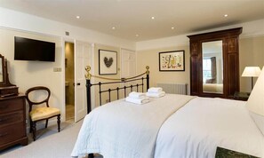 5 quartos, individualmente decorados, individualmente mobiliados