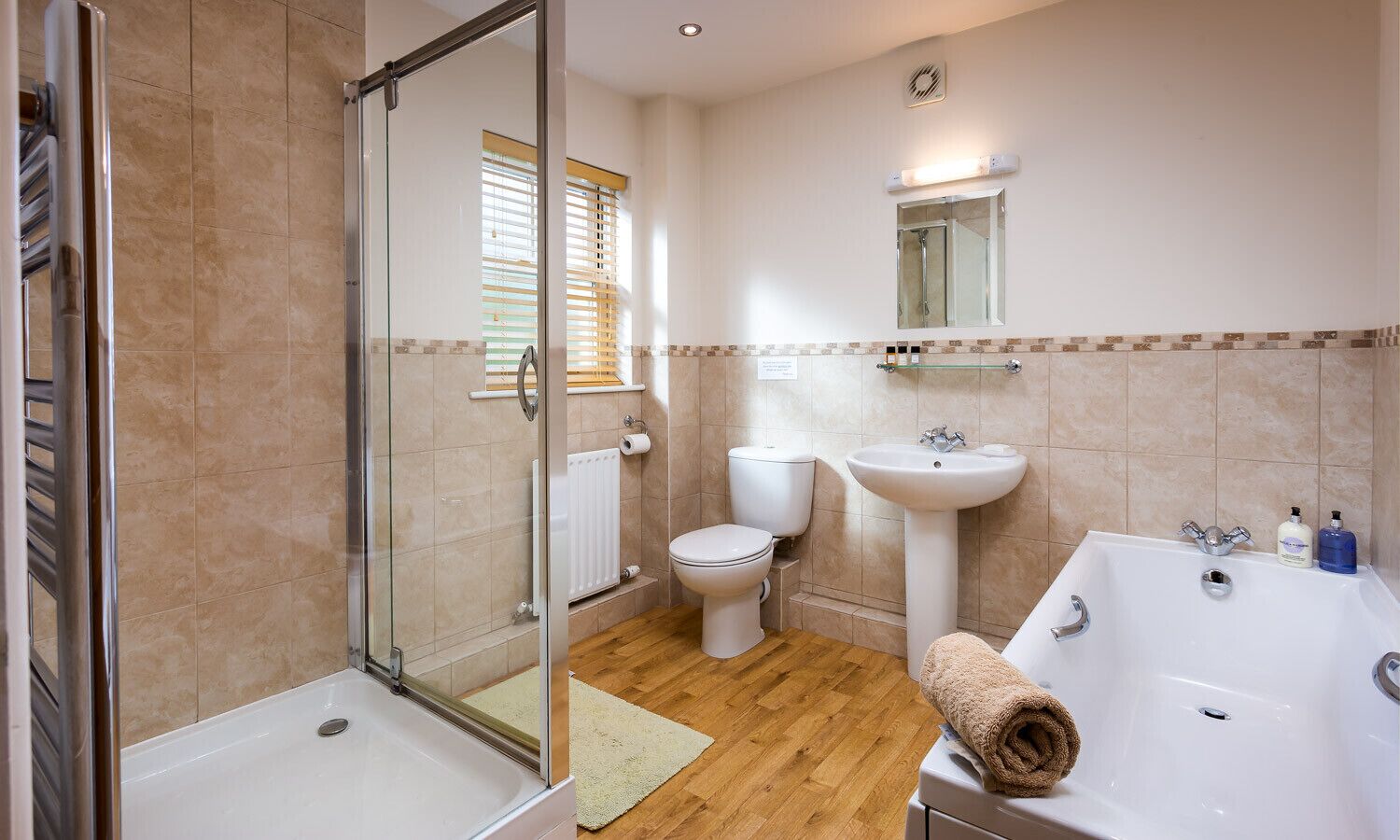 Un baño con cabina de ducha de vidrio, inodoro, lavabo y bañera.