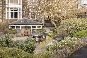 Outdoor dining - Archie's (Ambleside)