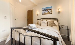 2 quartos, individualmente decorados, individualmente mobiliados