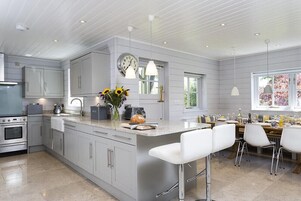 Refrigerador, lavavajillas, utensilios de cocina