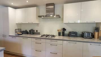Cottage | Private kitchen | Dishwasher, cookware/dishes/utensils