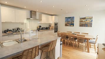 Mökki | Yksityinen keittiö | Astianpesukone, keittoastiat/astiat/ruokailuvälineet