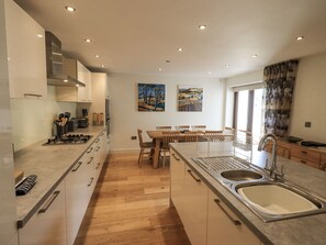Casa de campo | Cocina privada | Lavavajillas y utensilios de cocina 