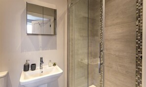 Shower - Thirty Blencathra Street (Keswick)