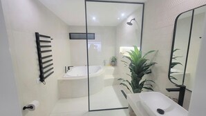 A modern bathroom with a glass shower enclosure, a freestanding bathtub, and a large mirror. - 𝐃𝐄𝐏𝐀 𝐂𝐎𝐍 𝐄𝐒𝐏𝐄𝐂𝐓𝐀𝐂𝐔𝐋𝐀𝐑 𝐕𝐈𝐒𝐓𝐀 𝐀𝐋 𝐌𝐀𝐑🌅 Punta Hermosa  (Punta Hermosa)