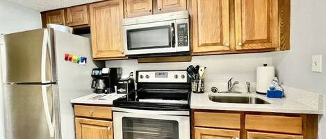 冷蔵庫、電子レンジ、オーブン、コンロ