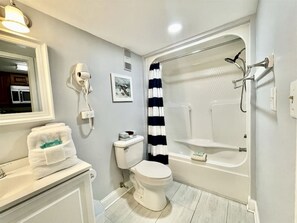 Combined shower/tub, hair dryer, towels
