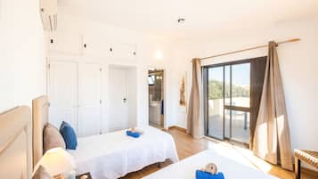 5 bedrooms, iron/ironing board, free WiFi, bed sheets