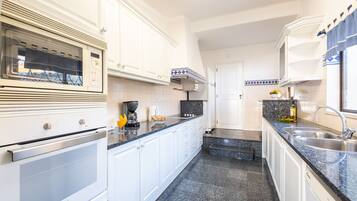 Refrigerador, microondas, horno y parrilla de estufa