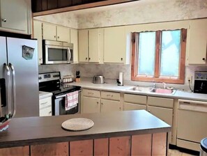 Four à micro-ondes, un four, surface de cuisson, lave-vaisselle