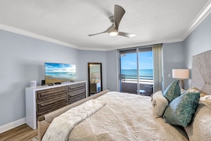 4 bedrooms, desk, iron/ironing board, free WiFi - Somerset 404..Newly Remodeled Beach Front. 3 Bdrm 3 Bath, Den w/ Sofa Sleeper (Marco Island)