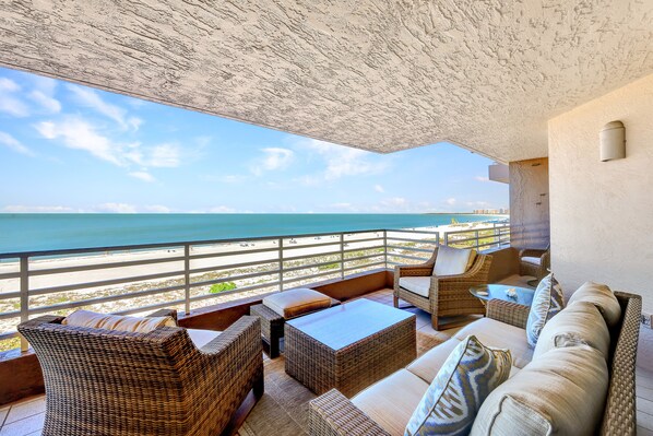 Property grounds - Somerset 404..Newly Remodeled Beach Front. 3 Bdrm 3 Bath, Den w/ Sofa Sleeper (Marco Island)