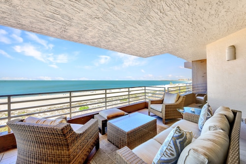Somerset 404..Newly Remodeled Beach Front. 3 Bdrm 3 Bath, Den w/ Sofa Sleeper