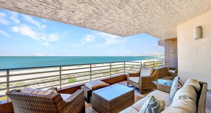Somerset 404..Newly Remodeled Beach Front. 3 Bdrm 3 Bath, Den w/ Sofa Sleeper