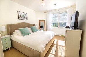 2 quartos, escrivaninha, ferros/tábuas de passar roupa, berço de viagem