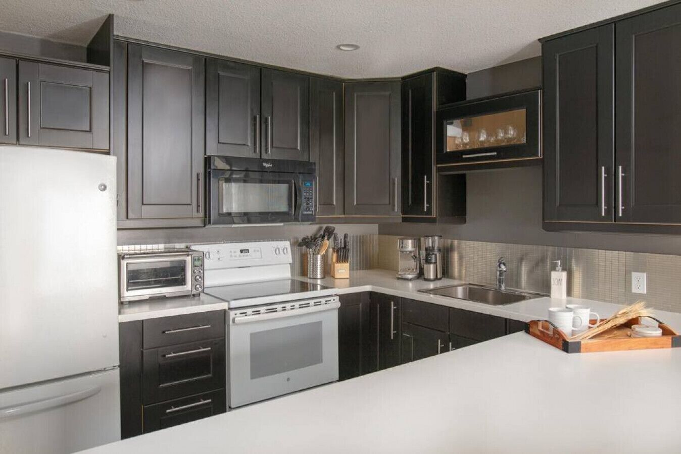 Geladeira, micro-ondas, fogão, cooktop