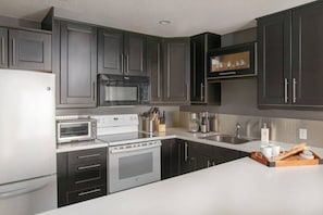 Køleskab, mikrobølgeovn, ovn, kogeplade