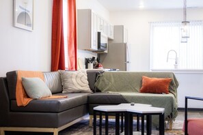 TV, foosball, table tennis - Stunning and Modern 4-BR House with On-Site Pool (Bloomington)