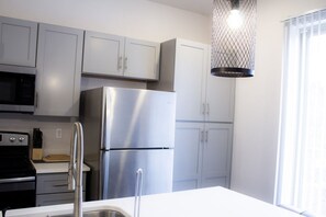 Refrigerador, microondas, horno y parrilla de estufa 
