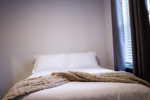 4 dormitorios, tabla de planchar con plancha, ropa de cama