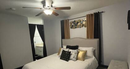Stylish 2 bdrm Condo w/ fireplace. Lux King Suite.