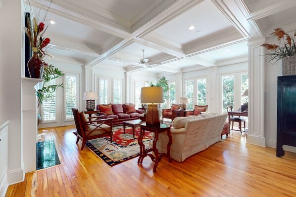 Televisión y chimenea 