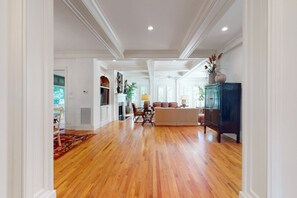 Televisión y chimenea 