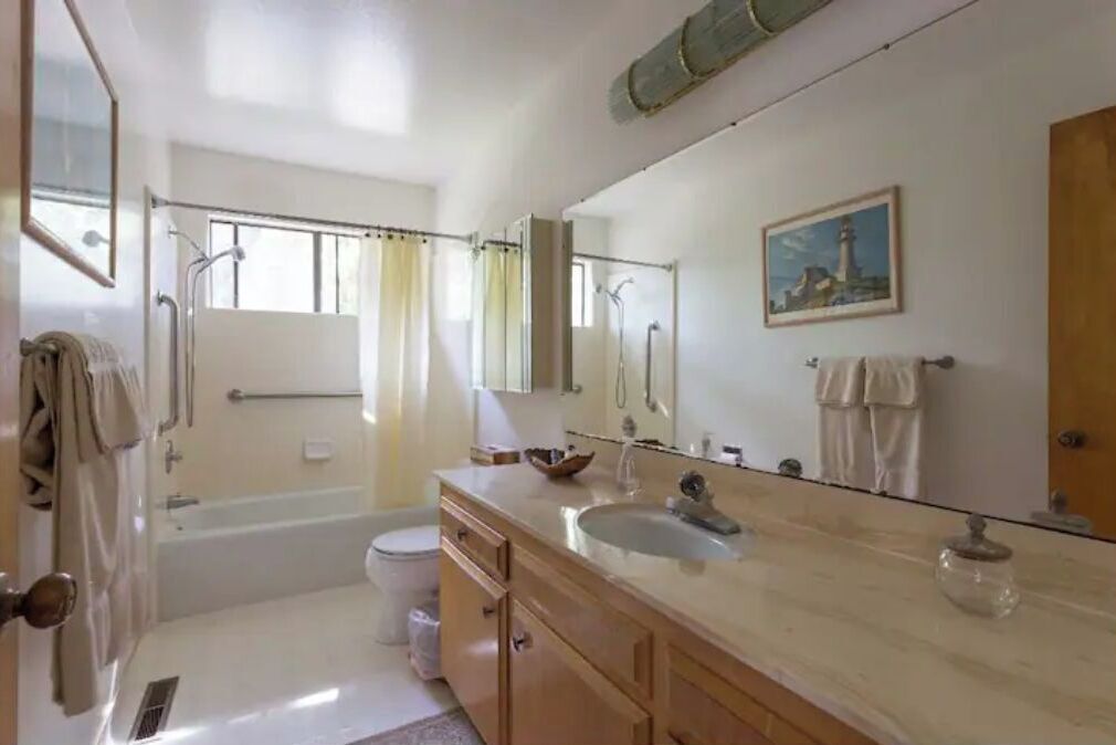 Combined shower/tub, hair dryer, towels, soap