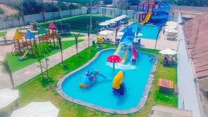 Una piscina techada, 5 piscinas al aire libre