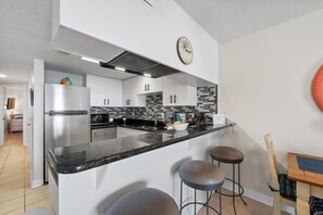 Fridge, microwave, oven, stovetop - Clearwater 8C-Beach~ Food~ & True Southern Hospitality! Discover why Gulf Shores (Gulf Shores)