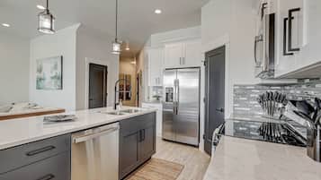 冷蔵庫、電子レンジ、オーブン、コンロ