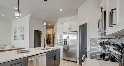 *Desert Escape- With a Private Hottub & Firepit*