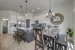 Dining - *Desert Escape- With a Private Hottub & Firepit* (Washington)