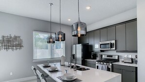 Coffee/tea maker, fridge, microwave, oven - Luxury Resort Style Condo Near Disney-103 (Kissimmee)