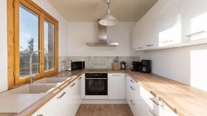Coffee/tea maker, fridge, microwave, oven - Le Cerf, Chalet Cocooning Avec Piscine et Billard (Ban-sur-Meurthe-Clefcy)