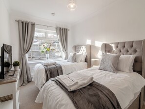 2 bedrooms, free WiFi, bed sheets, wheelchair access - 2 bedroom accommodation in Flamborough (Flamborough)