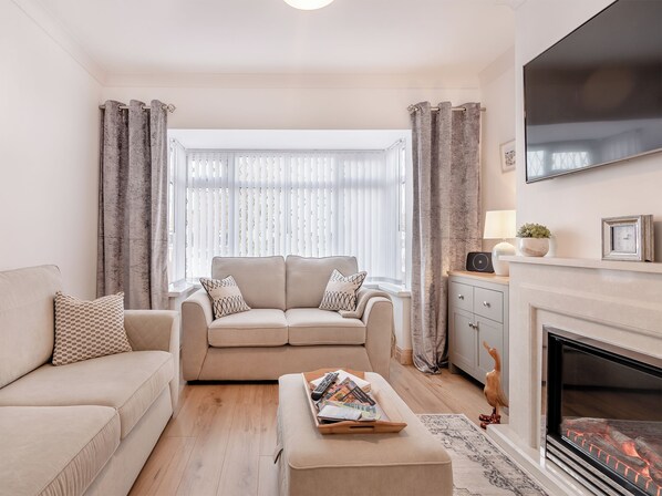 TV - 2 bedroom accommodation in Flamborough (Flamborough)
