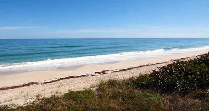 Beachfront Townhouse #4 Private Beach & pool -SLEEPS 8- 1King, 3Queens